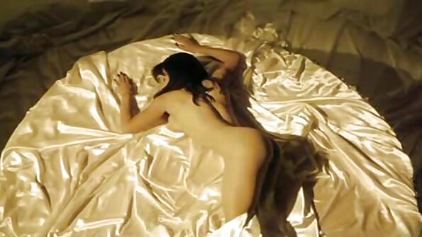 Raseeritud peaga beib Aaliyah Hadid keppis seksikates kalavõrkudes