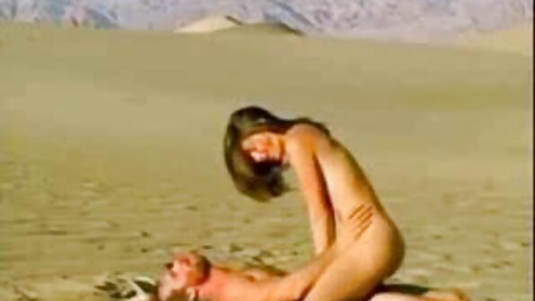 Pornomees harrastab anaalseksi rinnaka blondi MILFIga basseini ääres
